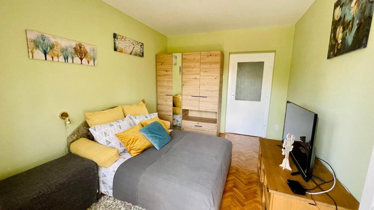 Apartman Jelena II Daire Sremska Mitrovica Dış mekan fotoğraf